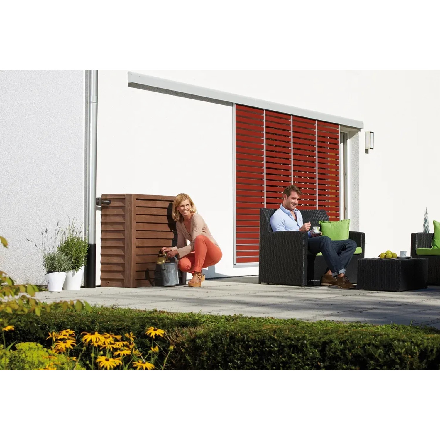 Garantia Regenwasser-Wandtank Woody 350 l Darkwood im Garten mit Personen.