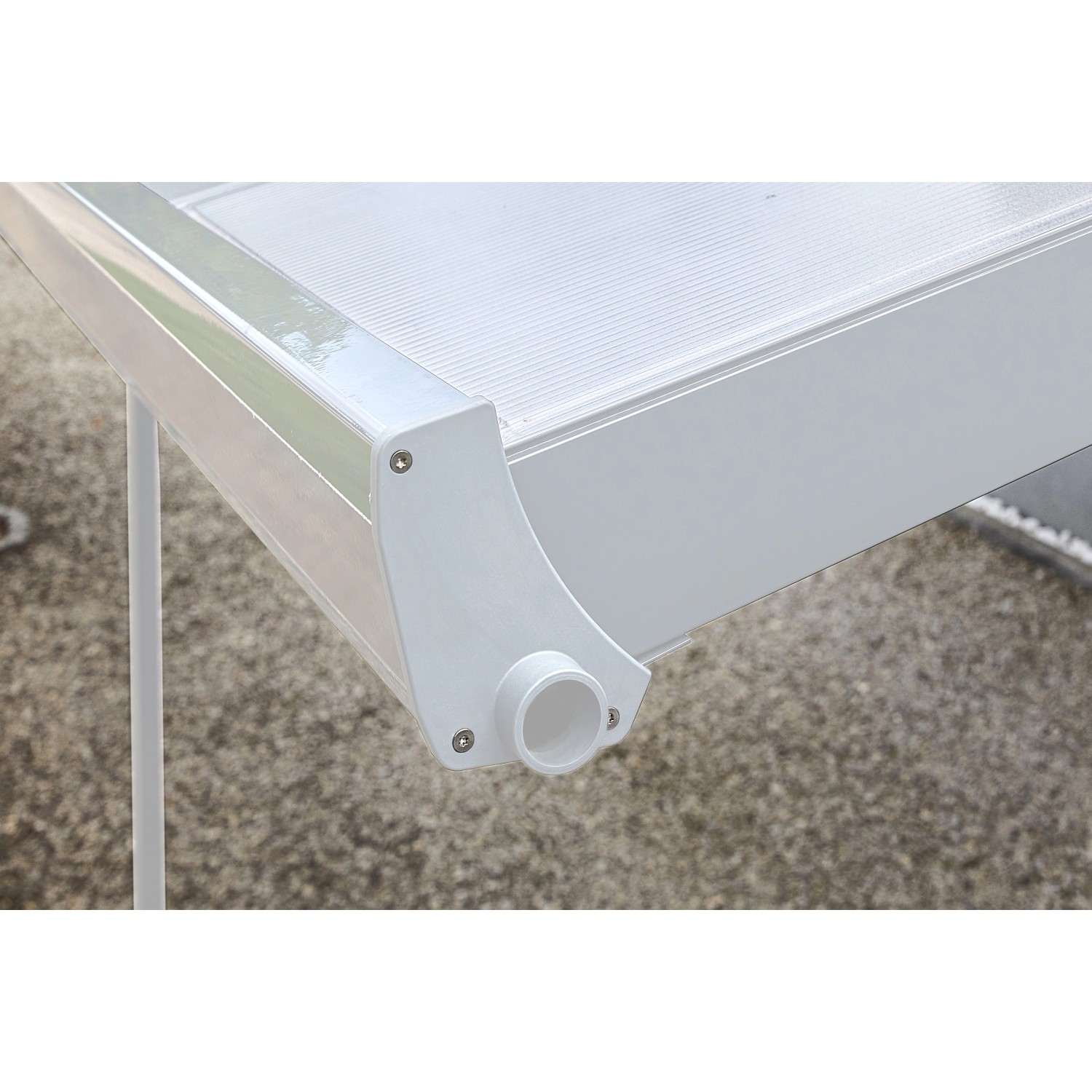 Detailaufnahme: Weiße Gutta Terrassenüberdachung mit Regenrinne und Polycarbonatplatten.