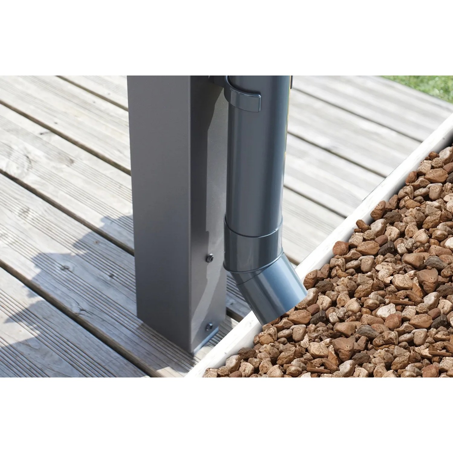 Detailaufnahme: Anthrazitfarbene Skan Holz Terrassenüberdachung Garda mit Regenrinne.