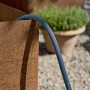 Gardena Liano Xtreme Gartenschlauch 15m Set mit Tasche, blau, an Rostsäule.