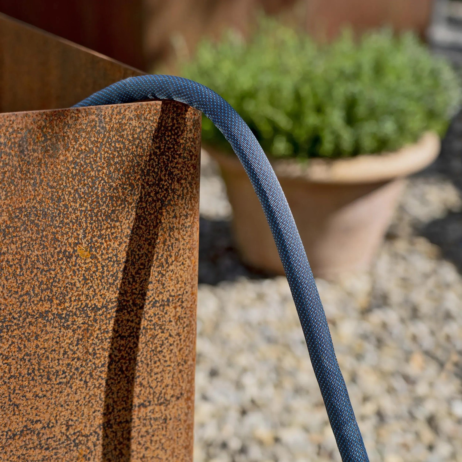 Gardena Liano Xtreme Gartenschlauch 15m Set mit Tasche, blau, an Rostsäule.