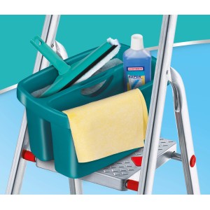Leifheit Combi Box Reinigungsgeräte mit Reinigungszubehör auf einer Leiter.