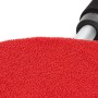 Autoscheibenreiniger mit rotem Mikrofaser-Pad und Teleskopstiel für streifenfreie Sicht.