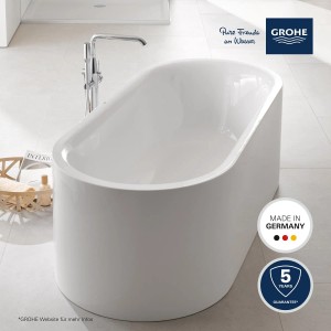 Freistehende Badewanne mit Grohe Wannenarmatur Essence in Chrom. Bodenmontage.