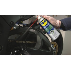 Anwendung WD-40 Specialist Motorrad Kettenreiniger auf Motorradkette. Reinigt und pflegt.