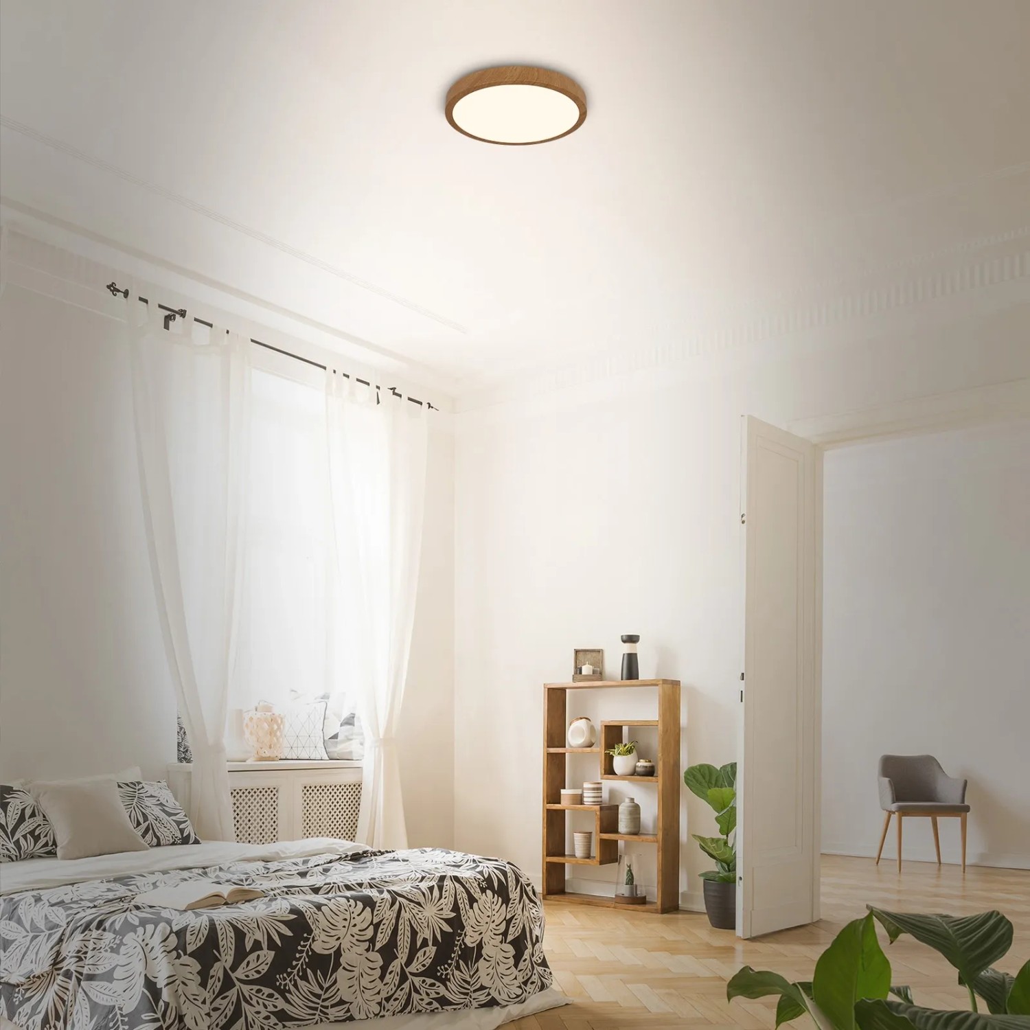 Brilo Aufbauleuchte Runa Wood, runde Deckenleuchte mit Holzrahmen und warmweißem Licht im Schlafzimmer.