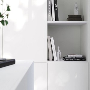 Weisse Möbelbauplatte (260x20x1,9 cm) als Regalboden im Regal. DIY-Holzplatte für Möbelbau.
