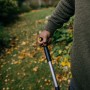 Hand hält Fiskars Ergonomic Schaufelrechen mit Softgrip-Griff im Garten.