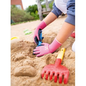 Kinder beim Spielen im Sandkasten mit pinken Gartenhandschuhen Größe 5 mit Naturlatex-Beschichtung.
