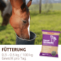 Braunes Pferd frisst Supravit Luzernecobs Pferdefutter aus Eimer. 20kg Sack, Fütterungshinweis.