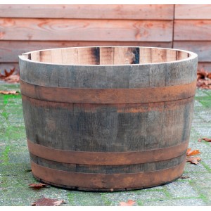 Blumenkübel aus originalem Whiskyfass, rustikal und ideal für den Garten.