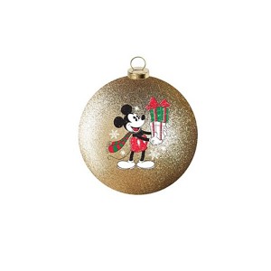 Goldene Disney Weihnachtskugel mit Mickey Maus, der ein Geschenk hält. Glitzernd, Ø 15 cm, für festliche Dekoration.