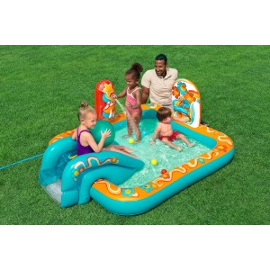 Bestway Wasserspielcenter Retro Welt mit Rutsche, Sprinkler und spielenden Kindern im Garten.
