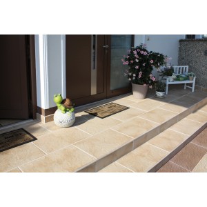 Verlegte Häusler Terrassenplatten Sandstein Neu & Anders Beige marmoriert auf einer Terrasse.