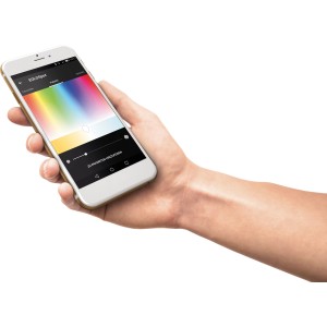 Hand hält Smartphone mit geöffneter App zur Steuerung des Eglo Connect LED-Strips.