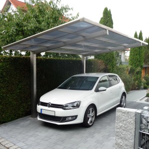 Ximax Carport Linea-60 im Edelstahl-Look mit transparentem Dach und weißem Auto darunter.