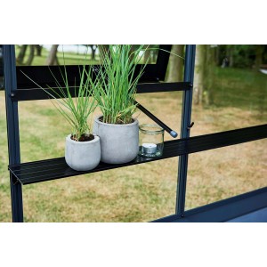 Schwarzes Juliana Aluregal mit Halterung im Gewächshaus, bepflanzt mit Gräsern.