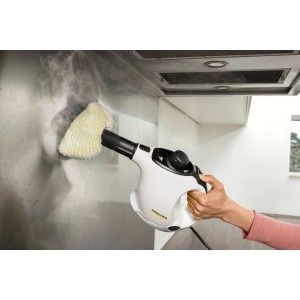 Kärcher SC 1 EasyFix Dampfreiniger in Anwendung, reinigt Dunstabzugshaube mit Dampf.
