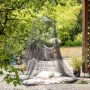 Anthrazitfarbenes Moskitonetz (2,50x12,5m) im Garten über Kissen und Decke aufgehängt.