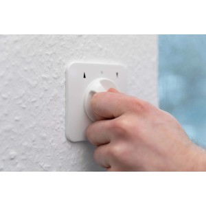 Schellenberg Rollladenschalter Unterputz in Weiß wird bedient.