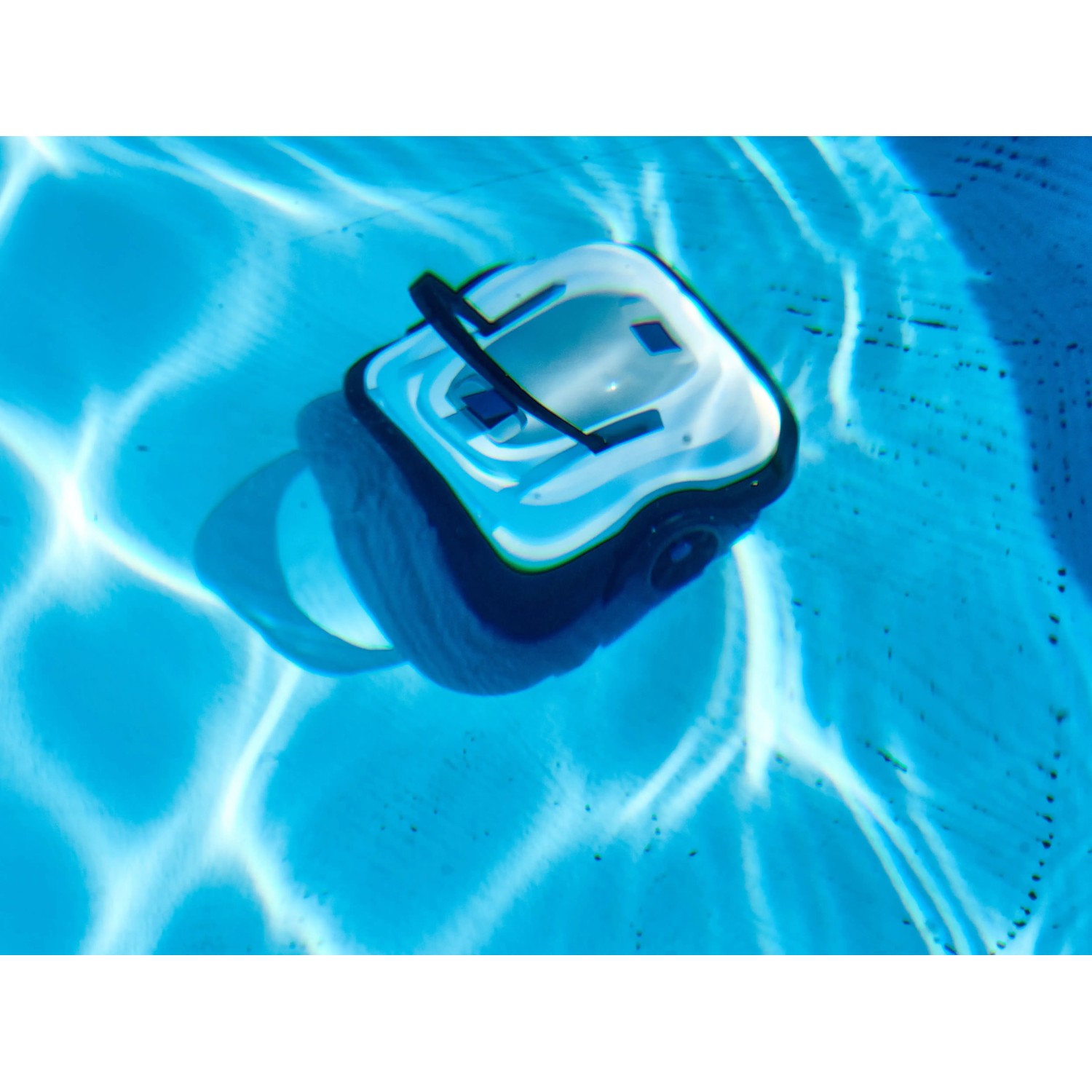 Akku-Poolroboter Orca 45 CL im Pool, kabelloser Poolsauger für Beckenboden.