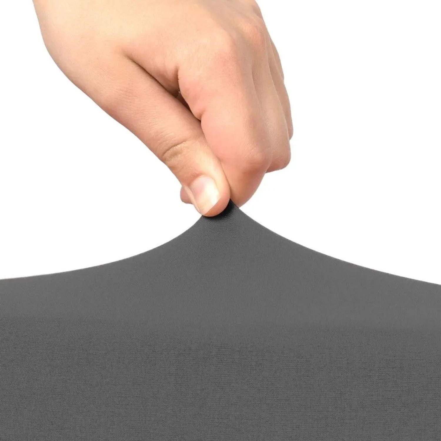 Hand dehnt anthrazitfarbene Beautissu Leona Stretch-Stuhlhusse. Elastischer Stoff für faltenfreie Passform.