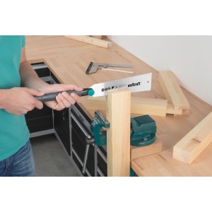 Wolfcraft Japansäge (240 mm) in Aktion: Holz wird eingespannt und gesägt.