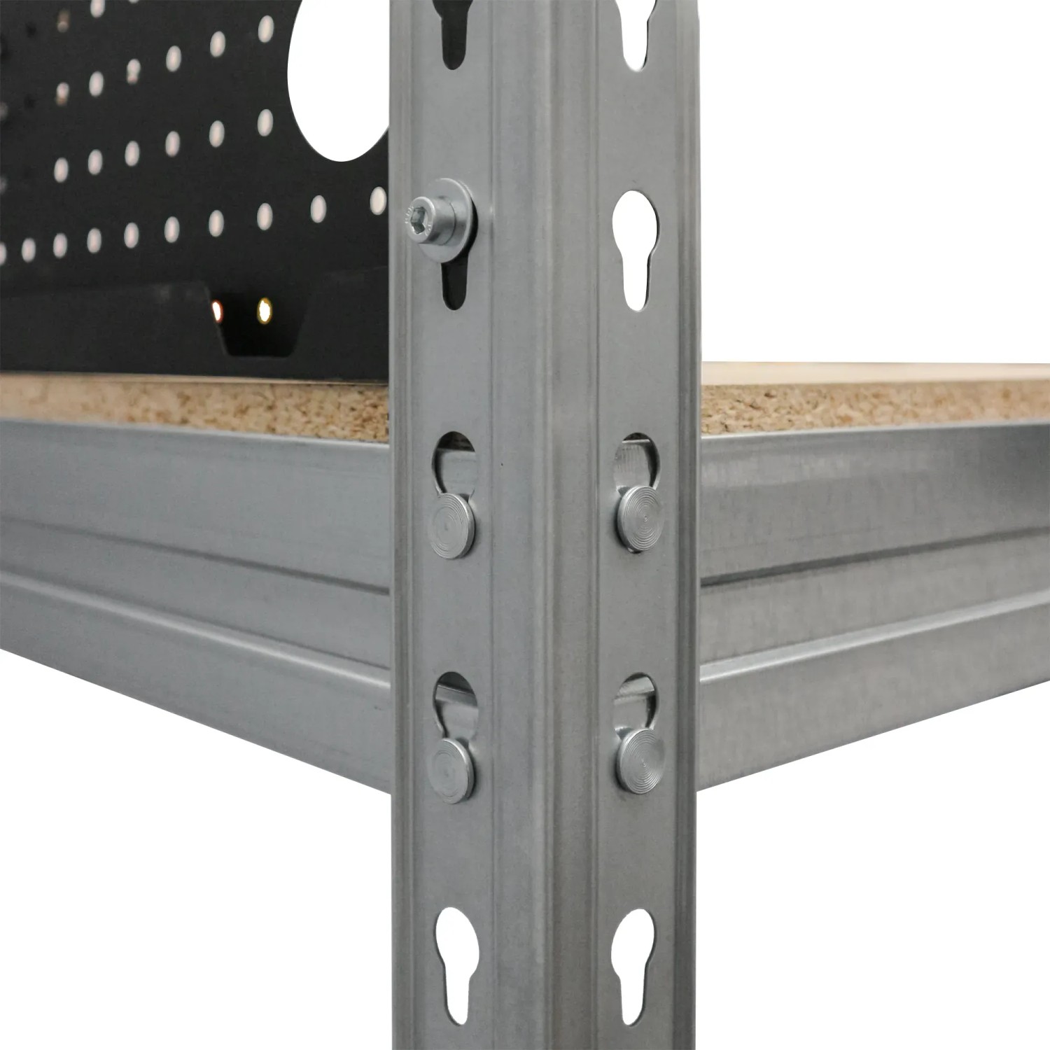 Detailansicht der AR Shelving Werkbank mit Lochwand, Fokus auf Nietverbindung und Regalböden.