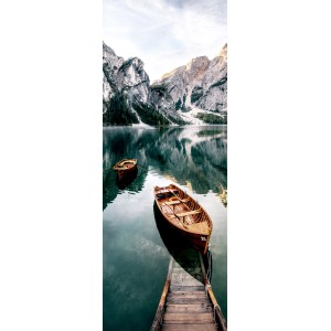 Glasbild Wildsee III, 80x30 cm: Bergsee mit Booten und Steg. Dekorative Wandkunst für Ihr Zuhause.