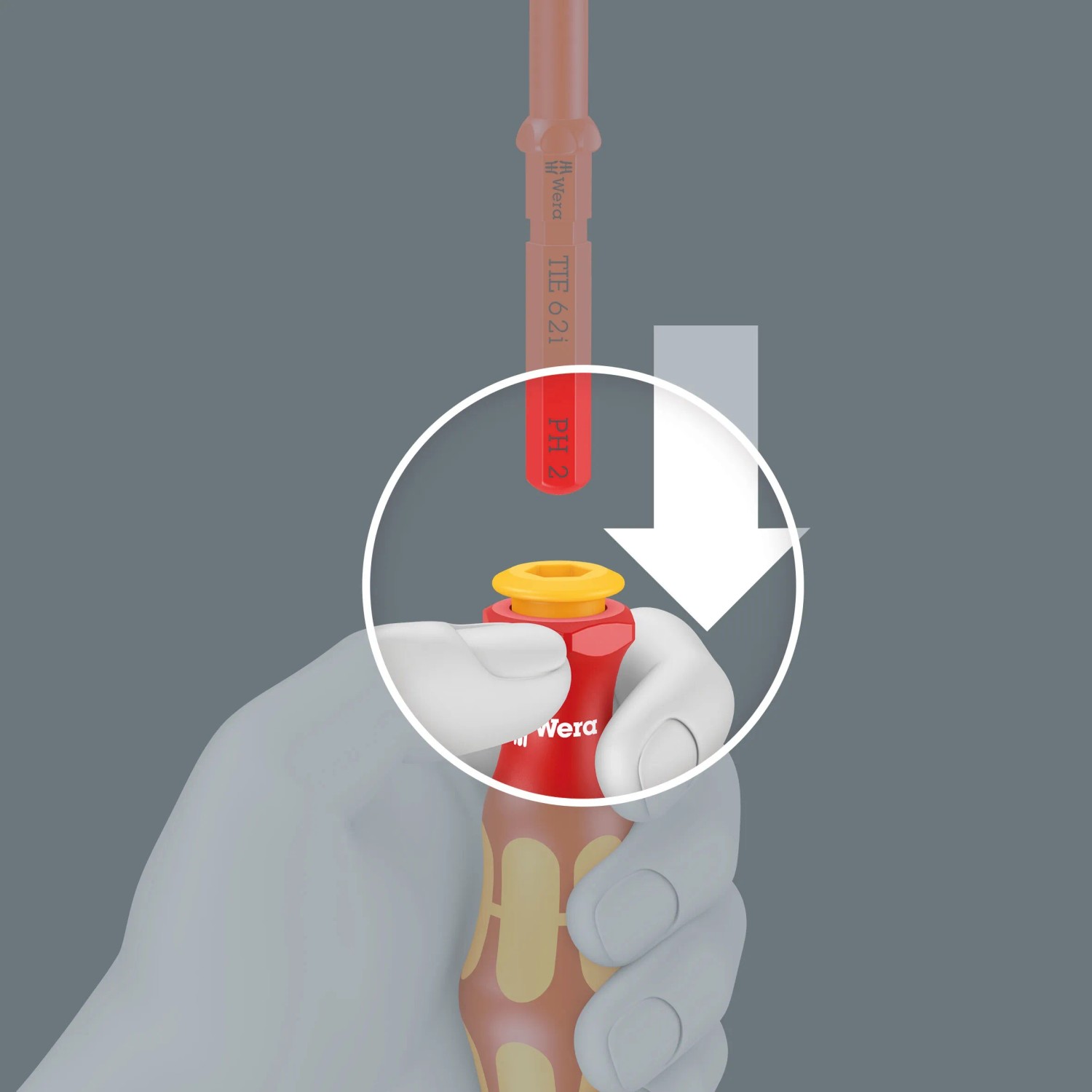 Wera Kraftform Kompakt Schraubendreher Set: Wechselklinge wird in Handgriff eingesetzt.