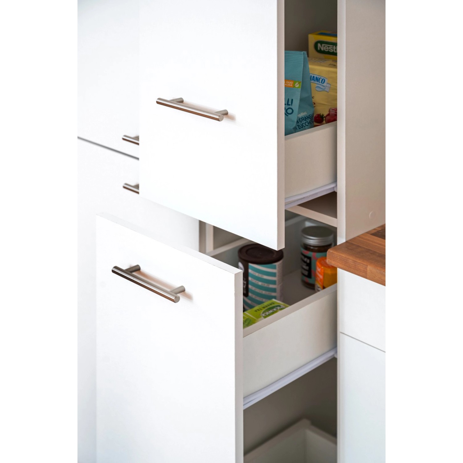 Respekta Küchenzeile KB300WW, 300 cm, Weiß, Detail: Auszug mit Lebensmitteln.