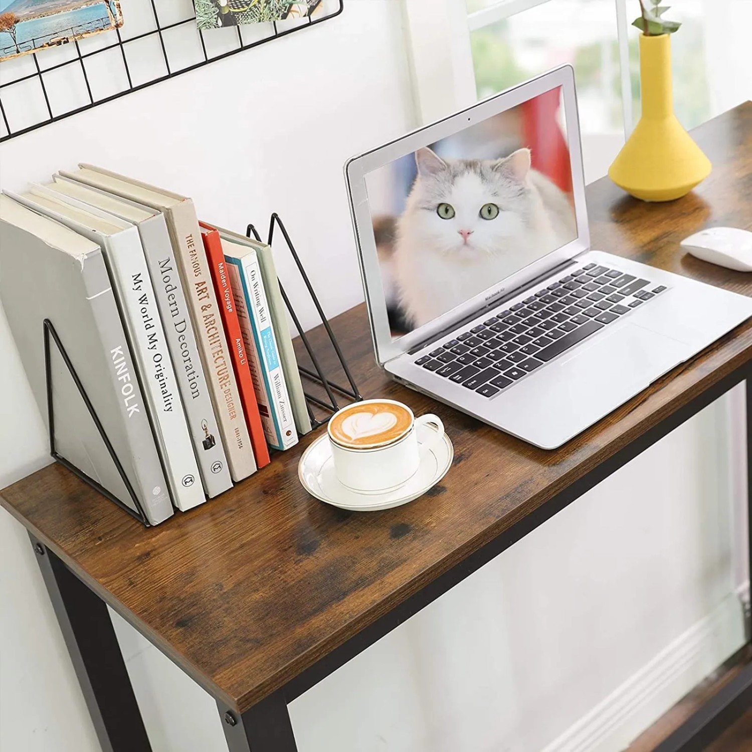 Vasagle Bartisch in Braun-Schwarz mit Laptop, Büchern und Kaffeetasse auf der Tischplatte.