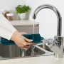 Leifheit Gummibesen Click-System in Türkis unter Wasserhahn, Reinigungsgerät für Böden.