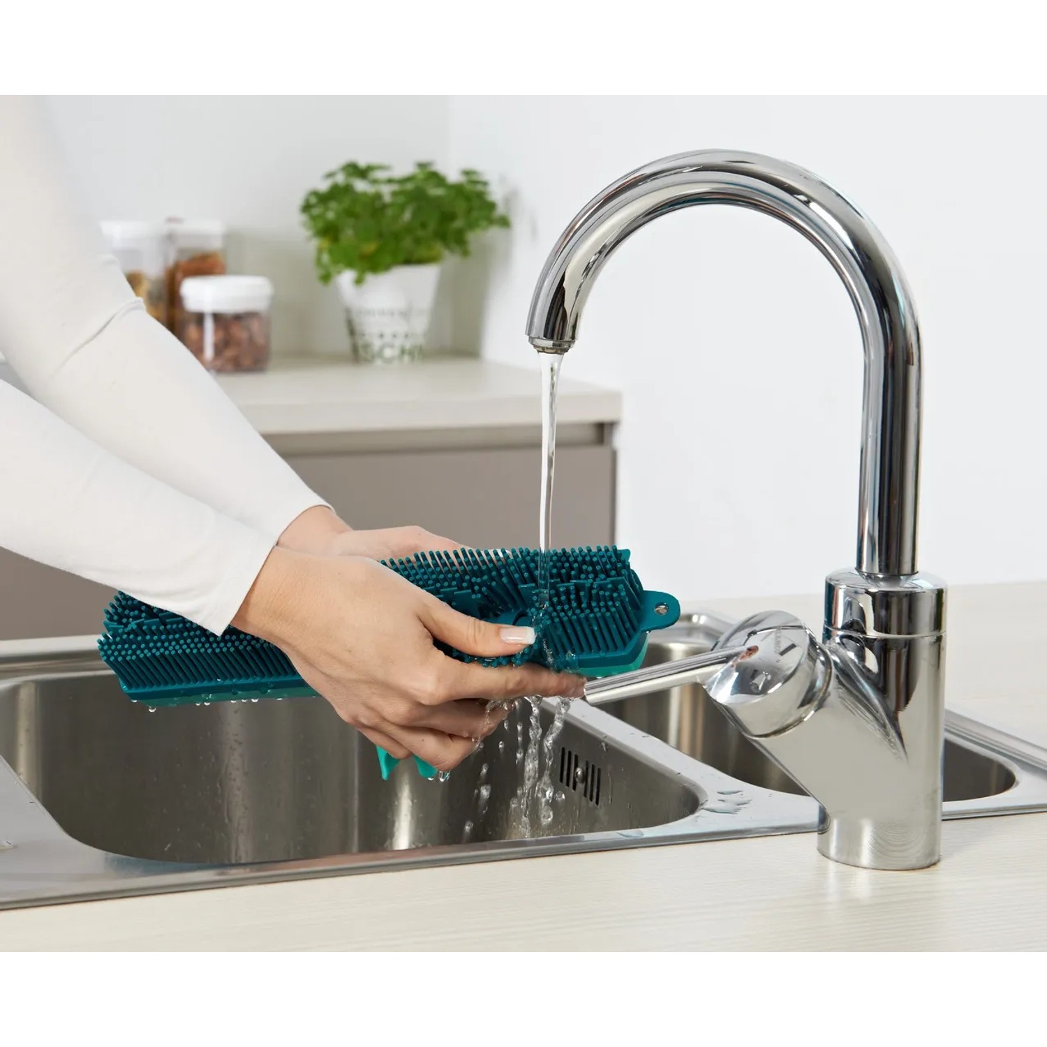 Leifheit Gummibesen Click-System in Türkis unter Wasserhahn, Reinigungsgerät für Böden.