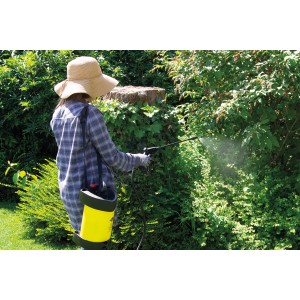 Frau nutzt Mesto Flori 3230R Drucksprühgerät (3 l) zur Pflanzenpflege im Garten.