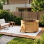 Finntherm Holz-Badefass Bergen, Ø 180 cm, mit Leiter im Garten.