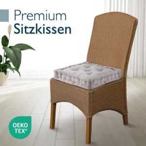 Beautissu Mila Stuhlkissen 50x50 Taupe auf einem Stuhl. Bequemes Sitzkissen für Garten und Wohnbereich.