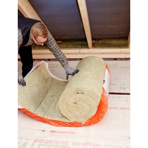 Rockwool Varirock Dachbodendämmung (60mm) wird ausgerollt.