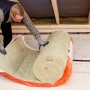 Rockwool Varirock Dachbodendämmung (60mm) wird ausgerollt.