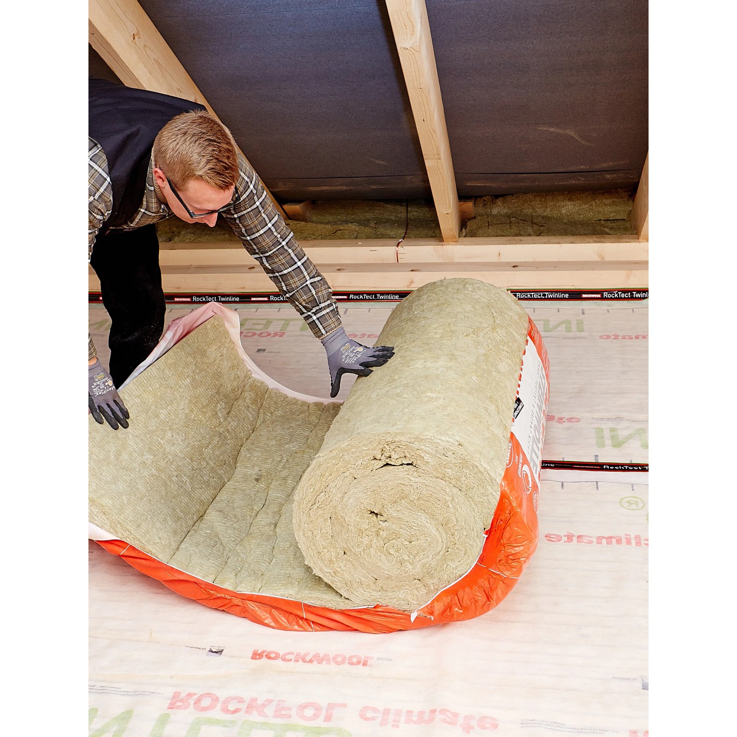 Rockwool Varirock Dachbodendämmung (60mm) wird ausgerollt.