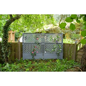 2-tlg. graues KHW Spalier-Set mit Erdspieß, 140x200x6 cm, mit Pflanzen bewachsen.