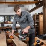 Mann sägt Holz mit der Worx 20 V Akku-Stichsäge WX543. Stichsäge für präzise Schnitte.
