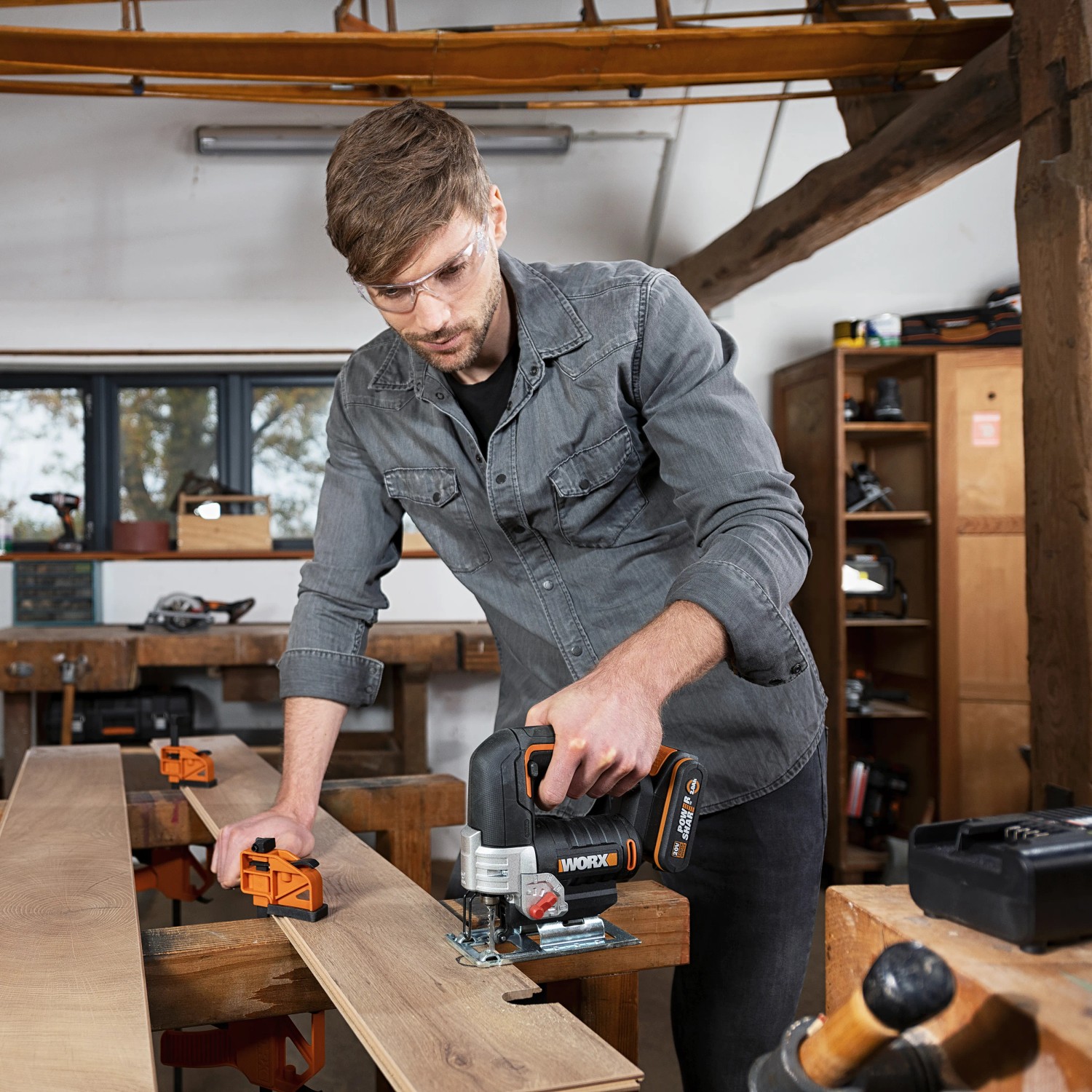 Mann sägt Holz mit der Worx 20 V Akku-Stichsäge WX543. Stichsäge für präzise Schnitte.
