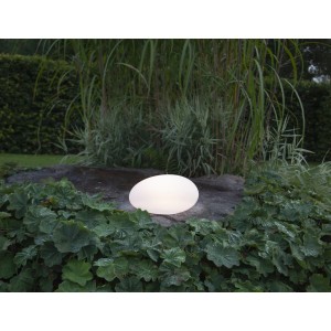 Weiße Star Trading Solar-Leuchte Globy in Steinform als Deko für den Garten.
