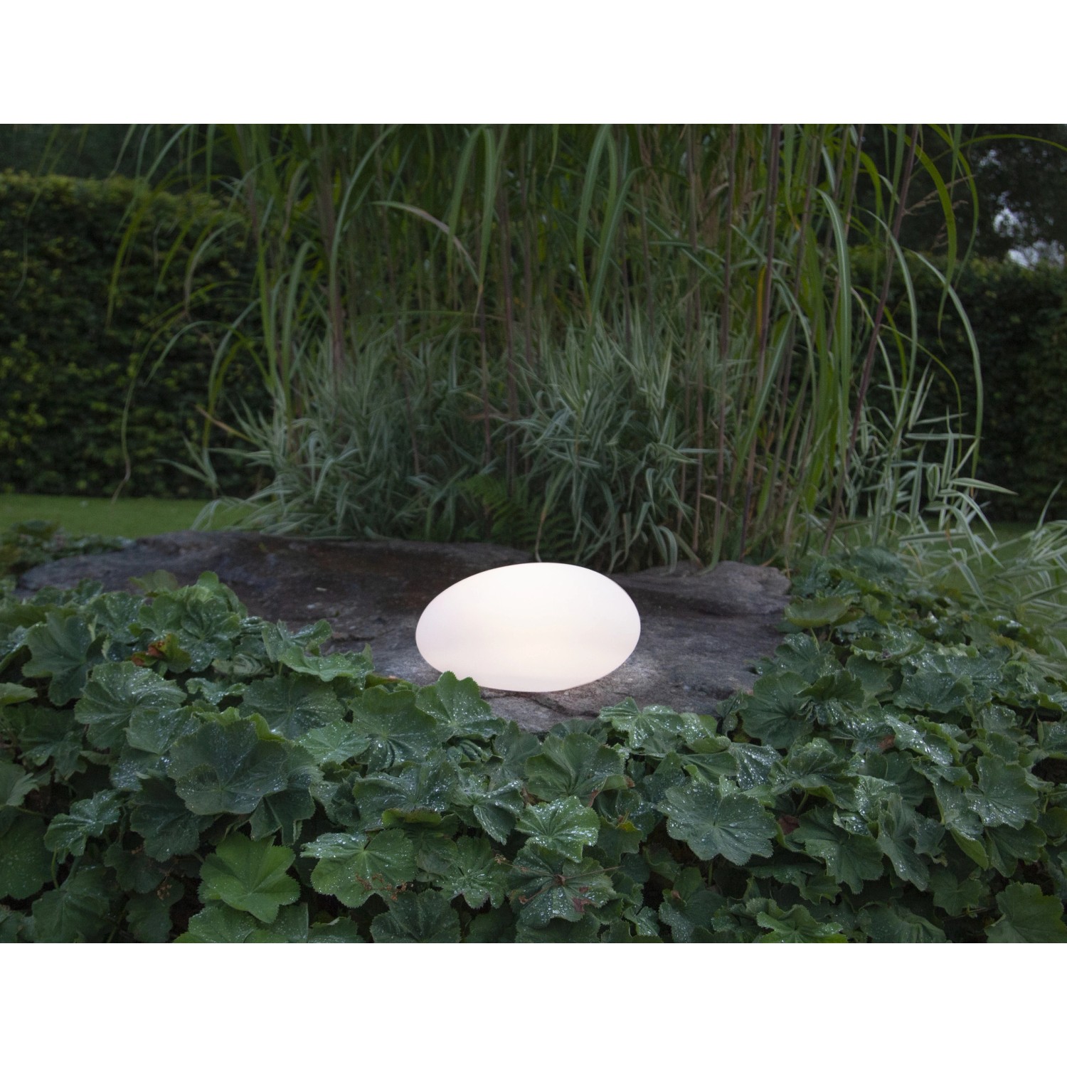 Weiße Star Trading Solar-Leuchte Globy in Steinform als Deko für den Garten.