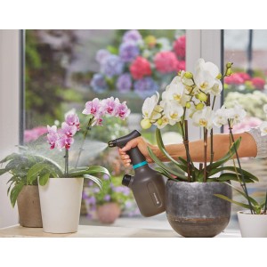 Gardena EasyPump Pumpsprüher 1 l in Nutzung, zum Bewässern von Orchideen.