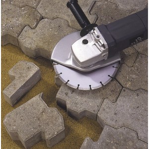 LUX Diamant-Trennscheibe 230 mm auf Winkelschleifer beim Steine schneiden.