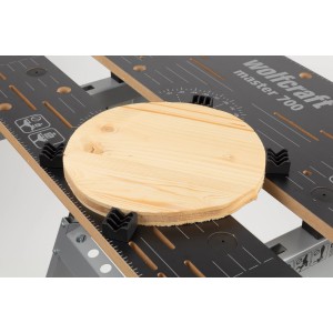Wolfcraft Spannbacken-Set (4 Stück) auf Werkbank zum Flachspannen eines Holzstücks.