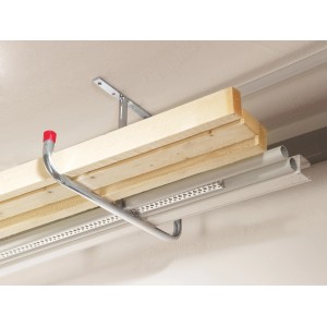 Verzinkter Deckenhaken in T-Form mit Holz und Rohren, montiert an einer Decke.