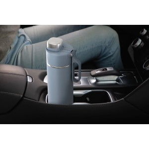 Blaue Ninja Thirsti Trinkflasche (700 ml) im Getränkehalter eines Autos.